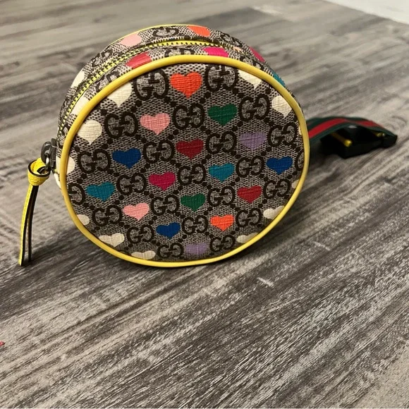 Authentic Gucci Pre-Owned
2016-2023 GG Supreme Kids Hearts belt bag - Picture 2 of 10